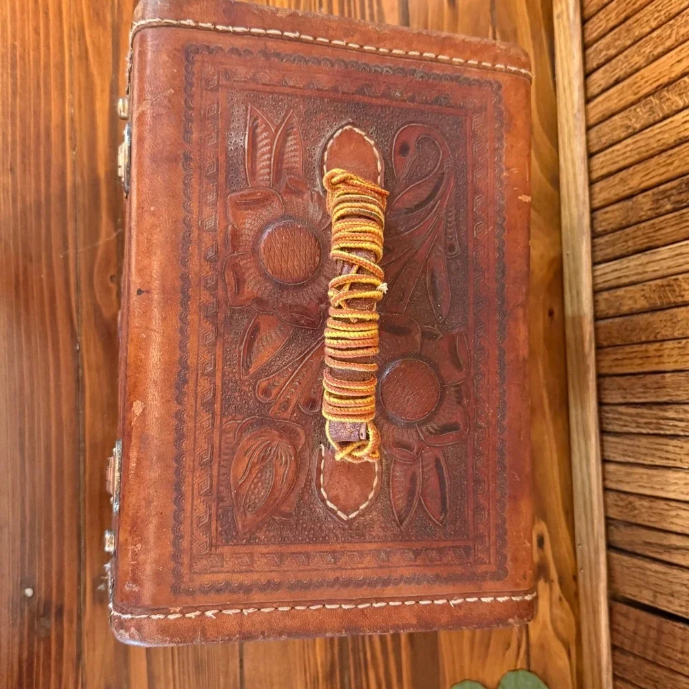 Flores Hand Tooled Leather Train Case Women Med Tan Good Vintage Floral Mexico